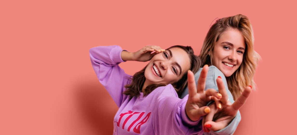 Amigas sorrindo juntas, ideias de presente para amiga.