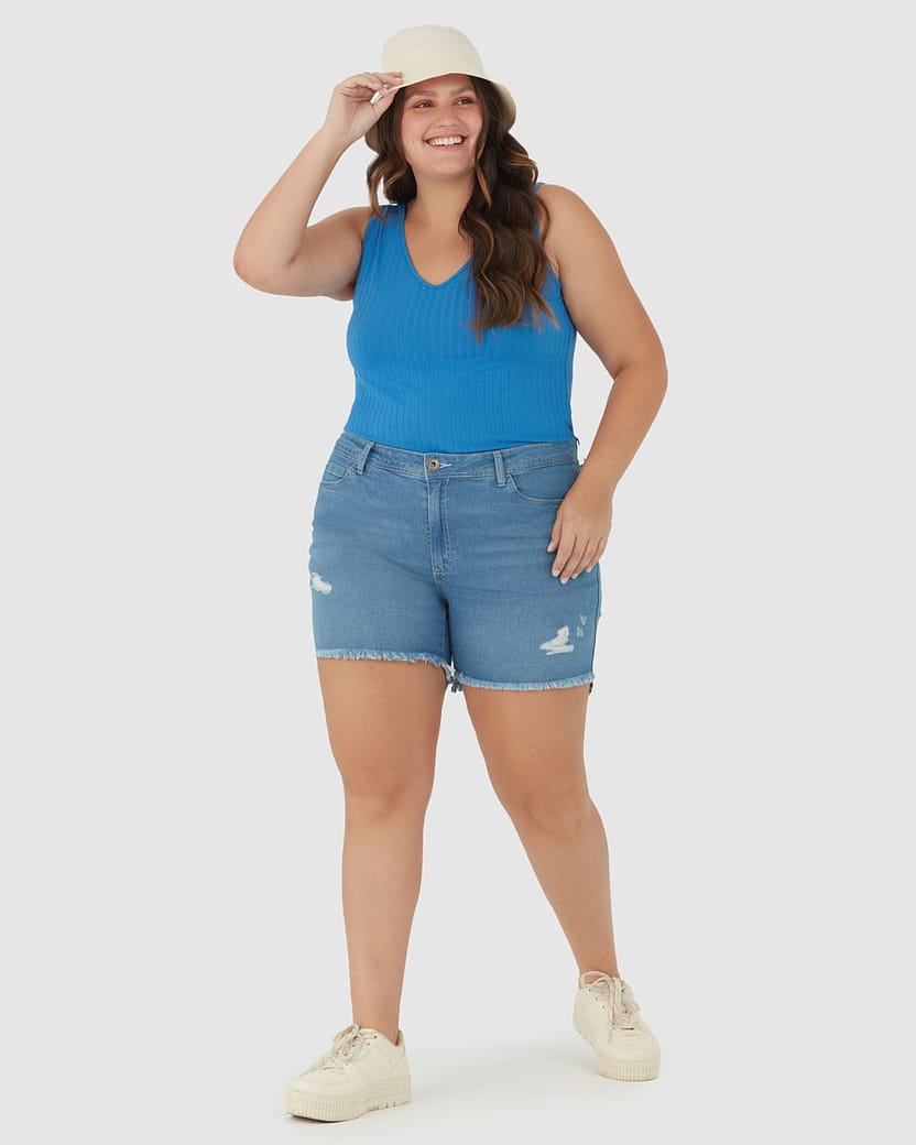 Bermuda Feminina Plus Size Barra Assimétrica Em Jeans Com Elastano